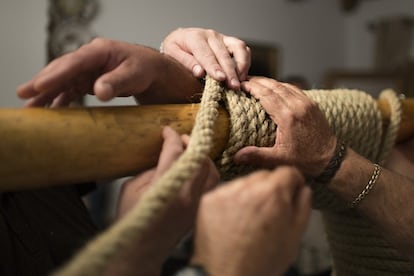 El timón de un antiguo arado se usa para formar la cruz con el cuerpo. Son necesarios alrededor de 70 metros de cuerda para enrollar tanto el torso como los brazos del empalao.
