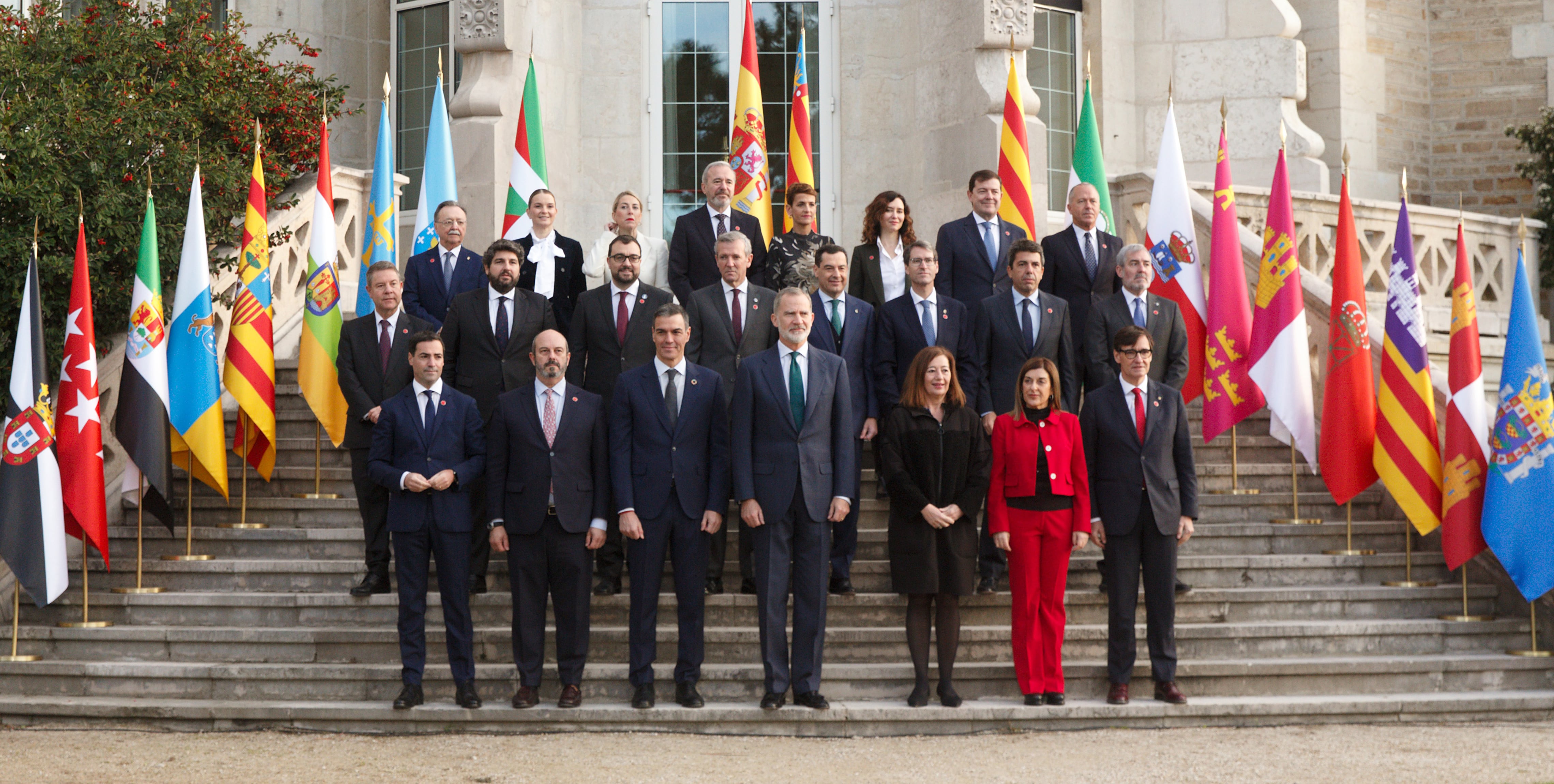 El Rey y el presidente del Gobierno posan junto a los presidentes autonómicos en la XXVII Conferencia de Presidentes, celebrada en diciembre en Santander.