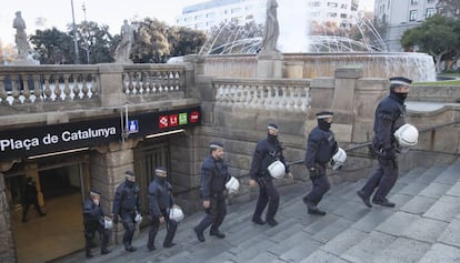 La Guàrdia Urbana después de uno de los desalojos recientes de los manteros en Plaza Cataluña.