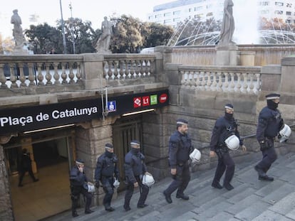 La Guàrdia Urbana después de uno de los desalojos recientes de los manteros en Plaza Cataluña.