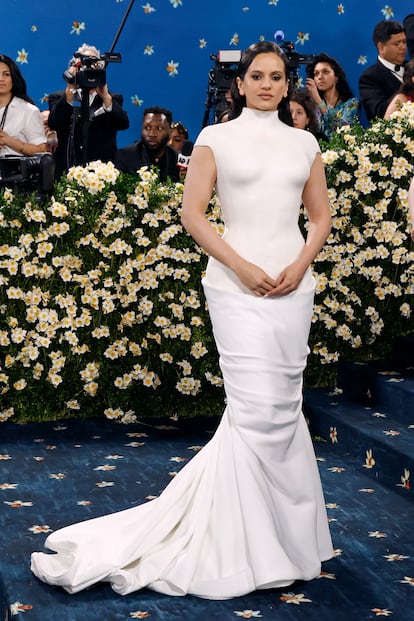 Rosalía a su llegada a la alfombra roja del MET.