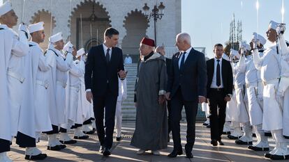 El presidente del Gobierno, Pedro Sánchez; el historiador del Reino de Marruecos y portavoz del Palacio Real, Abdelhak Lamrin, y el ministro marroquí de Sanidad y Protección Social, Khalid Ait Taleb, después de visitar el Mausoleo de Mohamed V, el 2 de febrero de 2023, en Rabat (Marruecos).