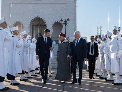 El presidente, Pedro Sánchez; el historiador y portavoz del Palacio Real, Abdelhak Lamrin, y el ministro marroquí de Sanidad, Khalid Ait Taleb, tras visitar en Rabat el día 2 el mausoleo de Mohamed V.