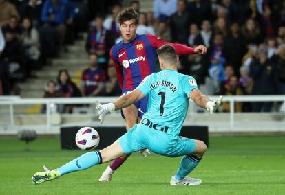 Marc Guiu marca su primer gol con el Barcelona ante el Athletic.