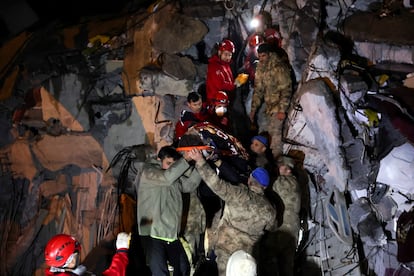 Una mujer es rescatada por los servicios de emergencias en la ciudad turca de Alejandreta. 