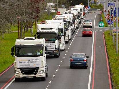 Transportistas en el segundo día de huelga indefinida del transporte de mercancías, en Lugo.