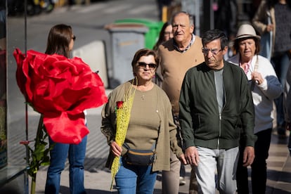 Las calles de Barcelona se llenan de gente, rosas y libros para celebrar el día de Sant Jordi.