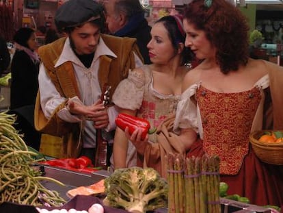 Los personajes de 'Las rameras de Shakespeare', en el mercado de Russafa.