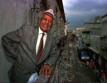 El músico cubano Francisco Repilado, conocido como Compay Segundo, en su casa de La Habana