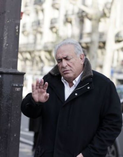 Strauss-Kahn gesticula ante las cámaras a la salida de un restaurante de París, en diciembre de 2011.