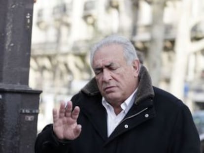 Strauss-Kahn gesticula ante las cámaras a la salida de un restaurante de París, en diciembre de 2011.