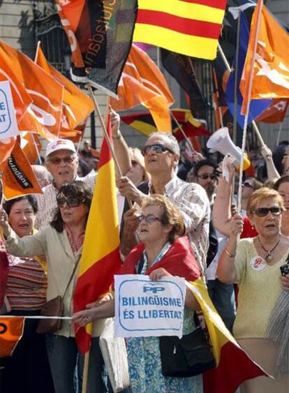 Asistentes a la manifestación que bajo el lema"No a la imposición linguística en nuestras escuelas" discurrió hoy por Barcelona.