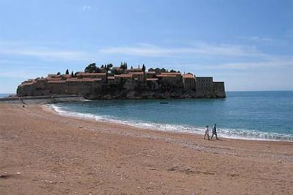 La península de Sveti Stefan alberga construcciones del siglo XV que fueron convertidas en hotel de lujo en los años sesenta y ahora vuelven a ser recuperadas.