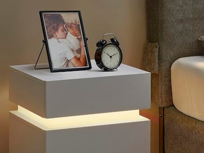 una mesita de noche en una habitación.