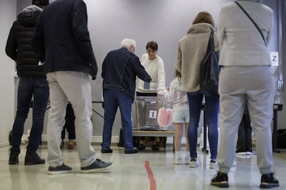 Varias personas esperan su turno para votar en un colegio electoral, en París. En la primera vuelta del pasado 10 de abril, cuatro horas después de la apertura de los colegios electorales, habían votado el 25,48 % de las personas inscritas. Al final del día fueron el 73,69 %, la cifra más baja desde 2002.