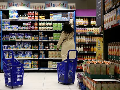 Una clienta compra en un supermercado en París