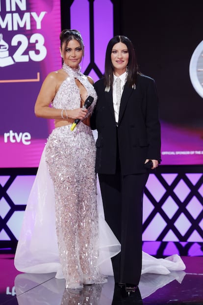 La presentadora Chiquinquir Delgado con Laura Pausini. Despus de haber recibido ayer el reconocimiento a Persona del A?o 2023 de la Academia Latina de la Grabacin, la italiana ha acudido esta noche a la entrega de los Grammy Latinos con un 'look' firmado por Pierpaolo Piccioli, director creativo de Valentino.