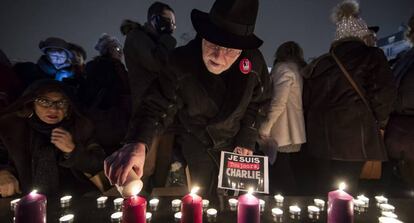 Ciudadanos parisinos durante el homenaje a las v&iacute;ctimas del atentado contra el semanario &#039;Charlie Hebdo&#039;, el pasado s&aacute;bado en Par&iacute;s.