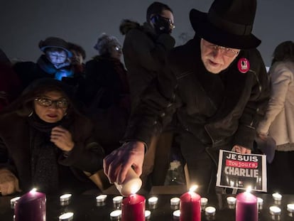 Ciudadanos parisinos durante el homenaje a las v&iacute;ctimas del atentado contra el semanario &#039;Charlie Hebdo&#039;, el pasado s&aacute;bado en Par&iacute;s.