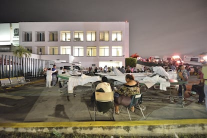 Pacientes y médicos de un hospital en Villahermosa permanecen junto al centro ante posibles réplicas.