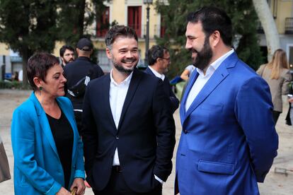 El portavoz de ERC, Gabriel Rufián, junto a los diputados de EH Bildu Mertxe Aizpurua y Jon Iñarritu.