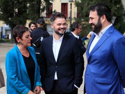 El portavoz de ERC, Gabriel Rufián, junto a los diputados de EH Bildu Mertxe Aizpurua y Jon Iñarritu.