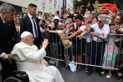 El Papa saluda a los participantes en la Jornada Mundial de la Juventud durante su primer día en Lisboa.