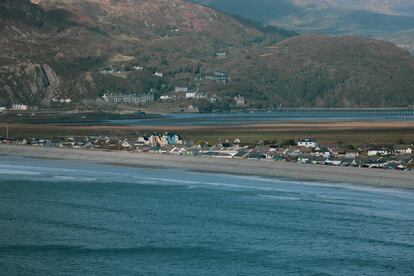 Vista de Fairbourne, un pequeño pueblo de unos 750 habitantes en el norte de Gales, encajado entre la bahía de Cardigan y el estuario de Mawddach, al fondo. Detrás, el vecino municipio de Barmouth.