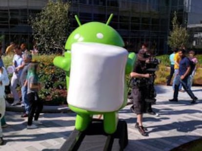 Estatua de Android en la sede de la empresa con el nuevo dulce.