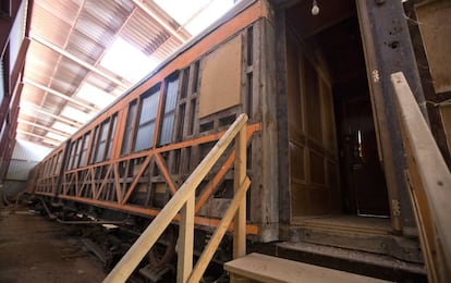 The train car sitting in a warehouse in Almazán (Soria).