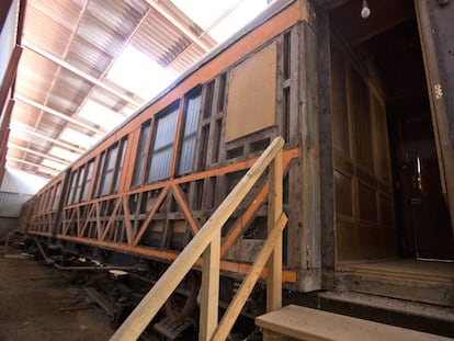 The train car sitting in a warehouse in Almazán (Soria).