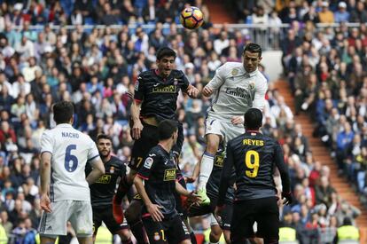 Ronaldo intenta hacerse con el control de la pelota ante los jugadores del Espanyol.