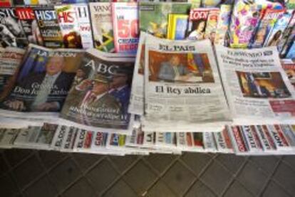 Ejemplares de las ediciones especiales de El País, La Razón, ABC y El Mundo