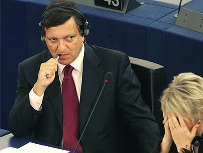 Barroso y la comisaria designada, la sueca Margot Wallstrom, durante el debate parlamentario.