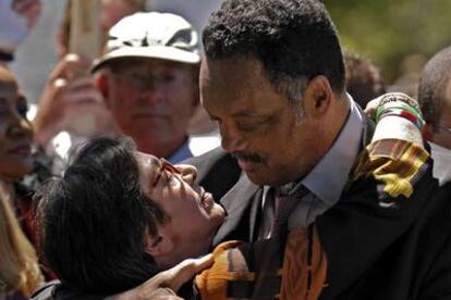 Jesse Jackson abraza a Mary Schindler, la madre de Terri Schiavo.