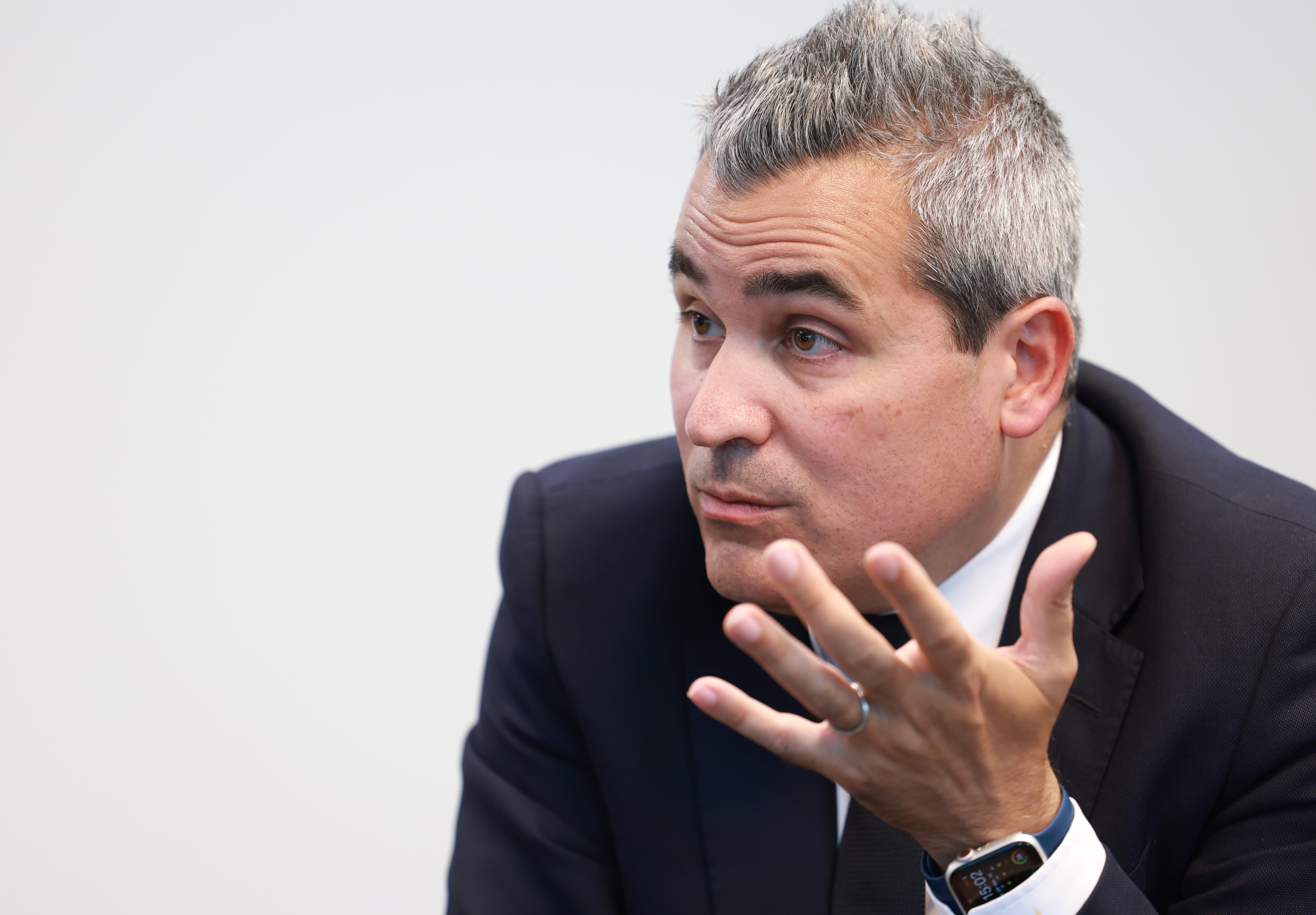 Indra baja el sueldo a Recasens tras recortar un 75% su plan de pensiones y la indemnización por cese 