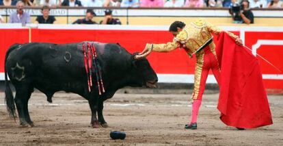 El Cid, en un desplante a su segundo toro, ayer en Vista Alegre.