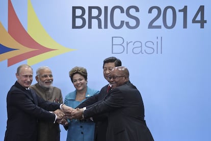 Los presidentes de China, Xi Jinping (2d); Rusia, Vladímir Putin (i), Sudáfrica, Jacob Zuma (d), y Brasil, Dilma Rousseff (c), y el primer ministro de India, Narendra Modi, posan durante la inauguración de la VI Cumbre del BRICS el 15 de julio de 2014, en Fortaleza (Brasil). 
