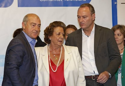 Novo, Barber&aacute; y Fabra, en la sede del PP valenciano tras la derrota electoral de 2015.