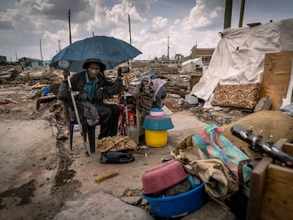 Uno de los vecinos damnificados por el desalojo forzoso del barrio Mukuru Kwa Njenga en Nairobi, Kenia.