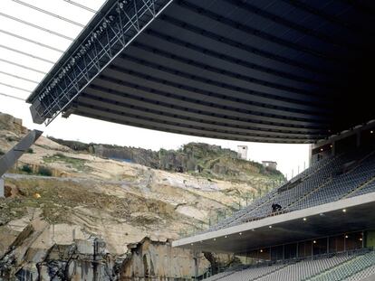 Estadio municipal de Braga (Portugal), adosado a una cantera, obra de Souto de Moura.