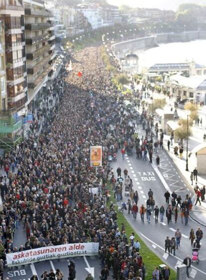 Vista general de la marcha convocada para hoy en San Sebastián por los sindicatos nacionalistas a su paso por el paseo de la Concha. Miles de personas han salido a la calle en protesta por los arrestos de el ex dirigente de Batasuna Arnaldo Otegi y otros dirigentes 'abertzales' ordenados por el juez Baltasar Garzón.