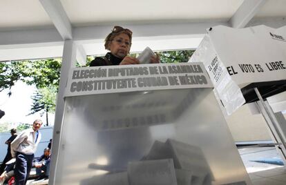 Una mujer emite su voto en la Ciudad de México para elegir la Asamblea Constituyente, que aprobará la primera Carta Magna de la capital.