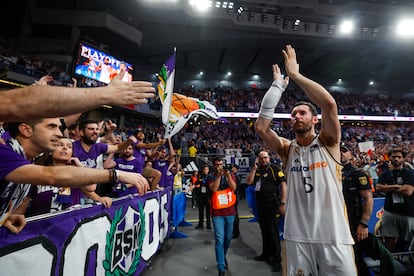 Rudy, homenajeado por la afición del Madrid.