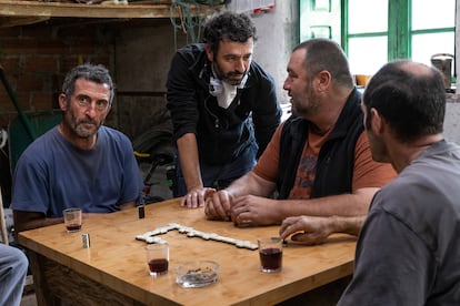 Rodrigo Sorogoyen, de pie, entre Luis Zahera (izquierda) y Denis Ménochet en el rodaje de 'As bestas'