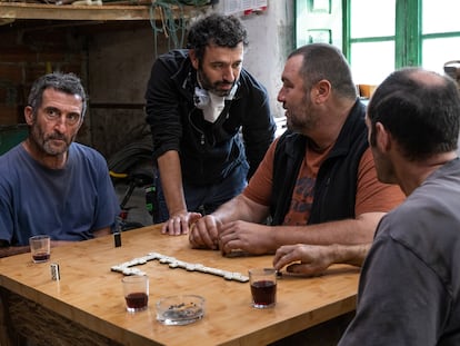 Rodrigo Sorogoyen, de pie, entre Luis Zahera (izquierda) y Denis Ménochet en el rodaje de 'As bestas'.