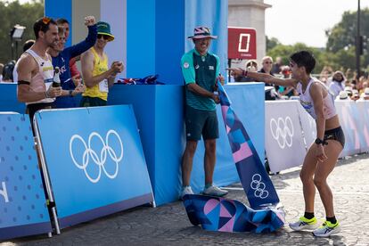 Maria Perez points to her teammate Alvaro Martin after crossing the finish line.