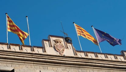 El Ayuntamiento de Girona sin la bandera española.