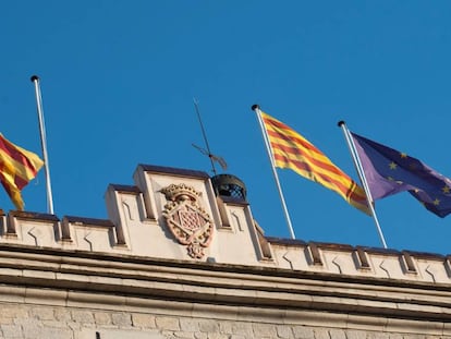 El Ayuntamiento de Girona sin la bandera española.