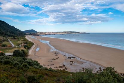 El Brusco, Cantabria. Esta norteña comunidad autónoma es un destino infalible para los buscadores de olas, aunque algunas solo son aptas para los más valientes y avezados en la disciplina. Para cabalgar una de las mejores hay que dirigirse a la playa de Trengandín, en Noja, región bien conocida por sus verdes prados y sus postales de impresión. Los vecinos, conocedores privilegiados de estas aguas, son los primeros en comentarle al surfista que en los días duros este lugar no es apto para temerosos. 